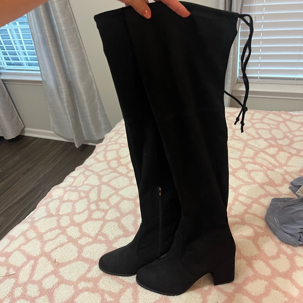 Black knees high boots